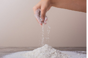 Dusting (sugar or flour)