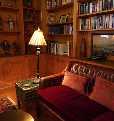 A living room filled with lots of books and furniture